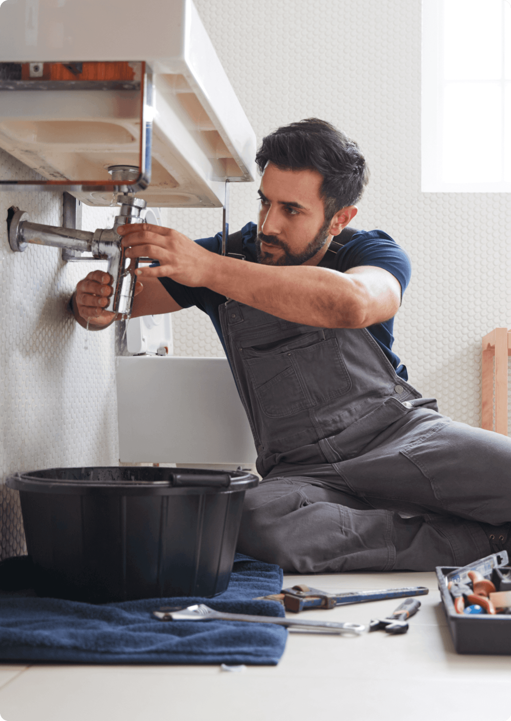 Idraulico al lavoro a Novara